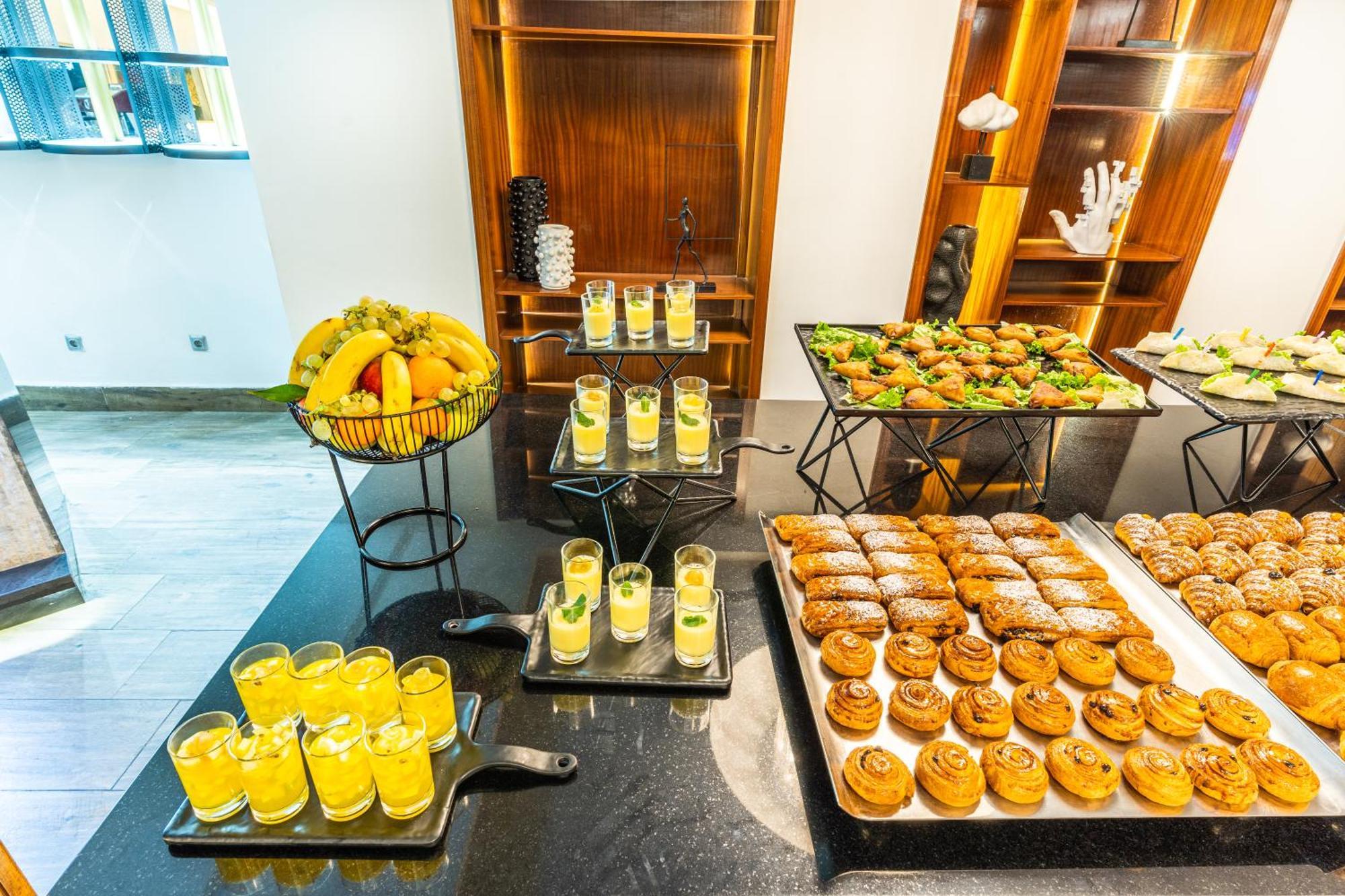 One Hotel カサブランカ エクステリア 写真 A selection of desserts at a buffet