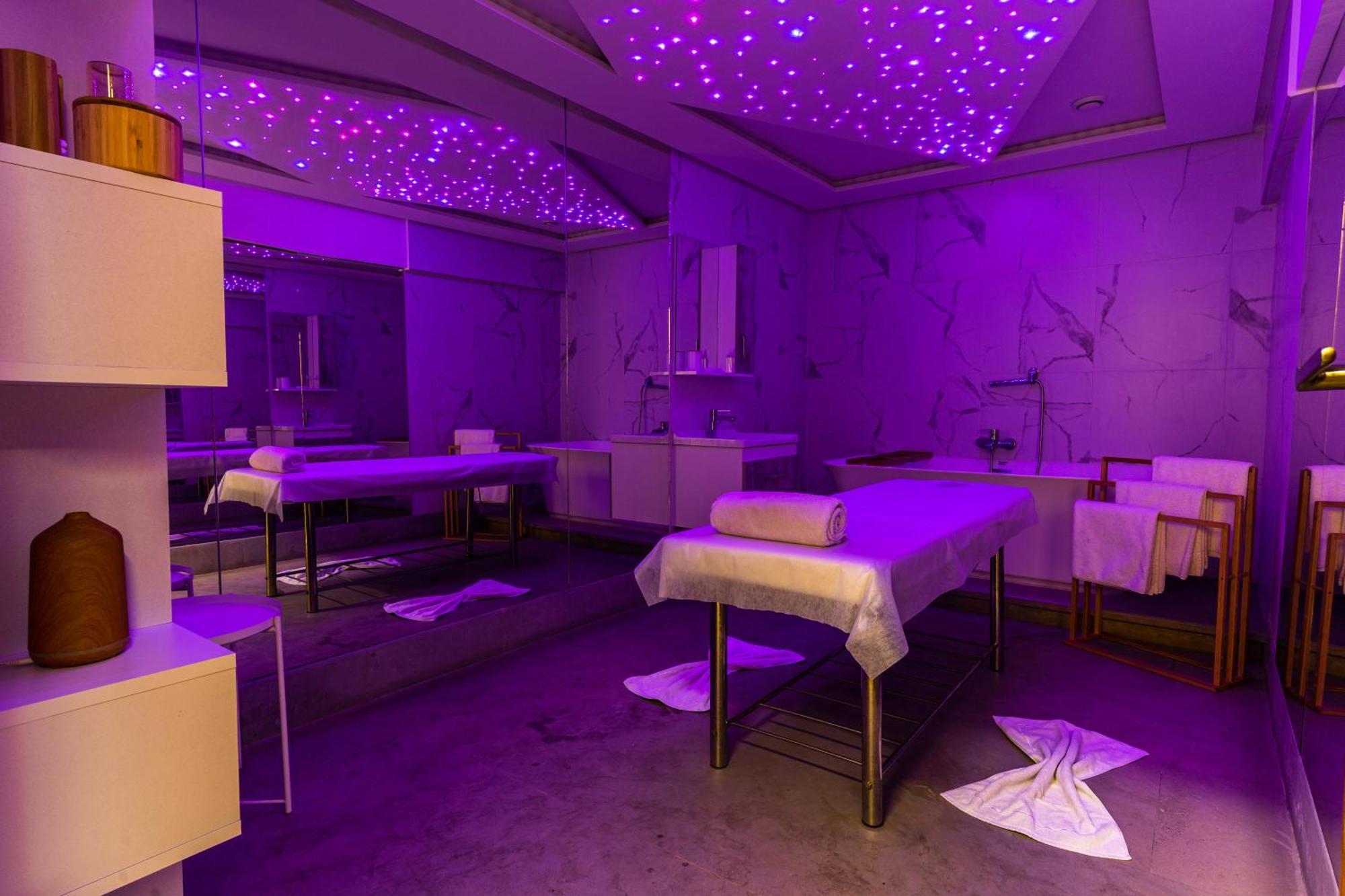One Hotel カサブランカ エクステリア 写真 A massage parlour in Hong Kong