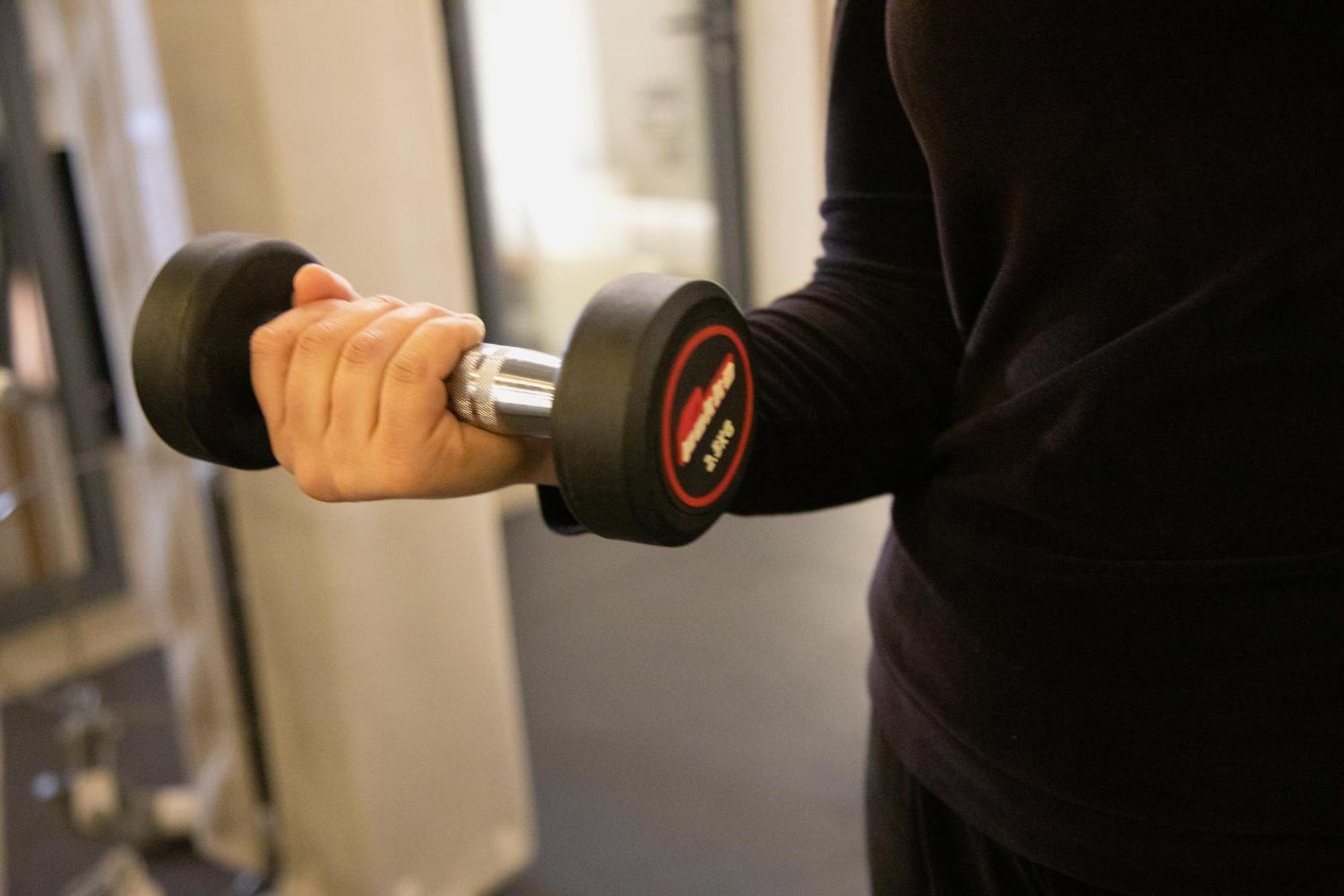 One Hotel カサブランカ エクステリア 写真 A man lifting a dumbbell